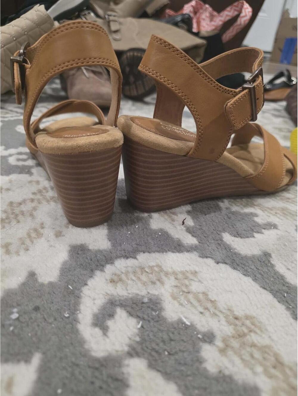 Clarks Collection Women's Tan Wedge Sandals Size 8 - Picture 4 of 4